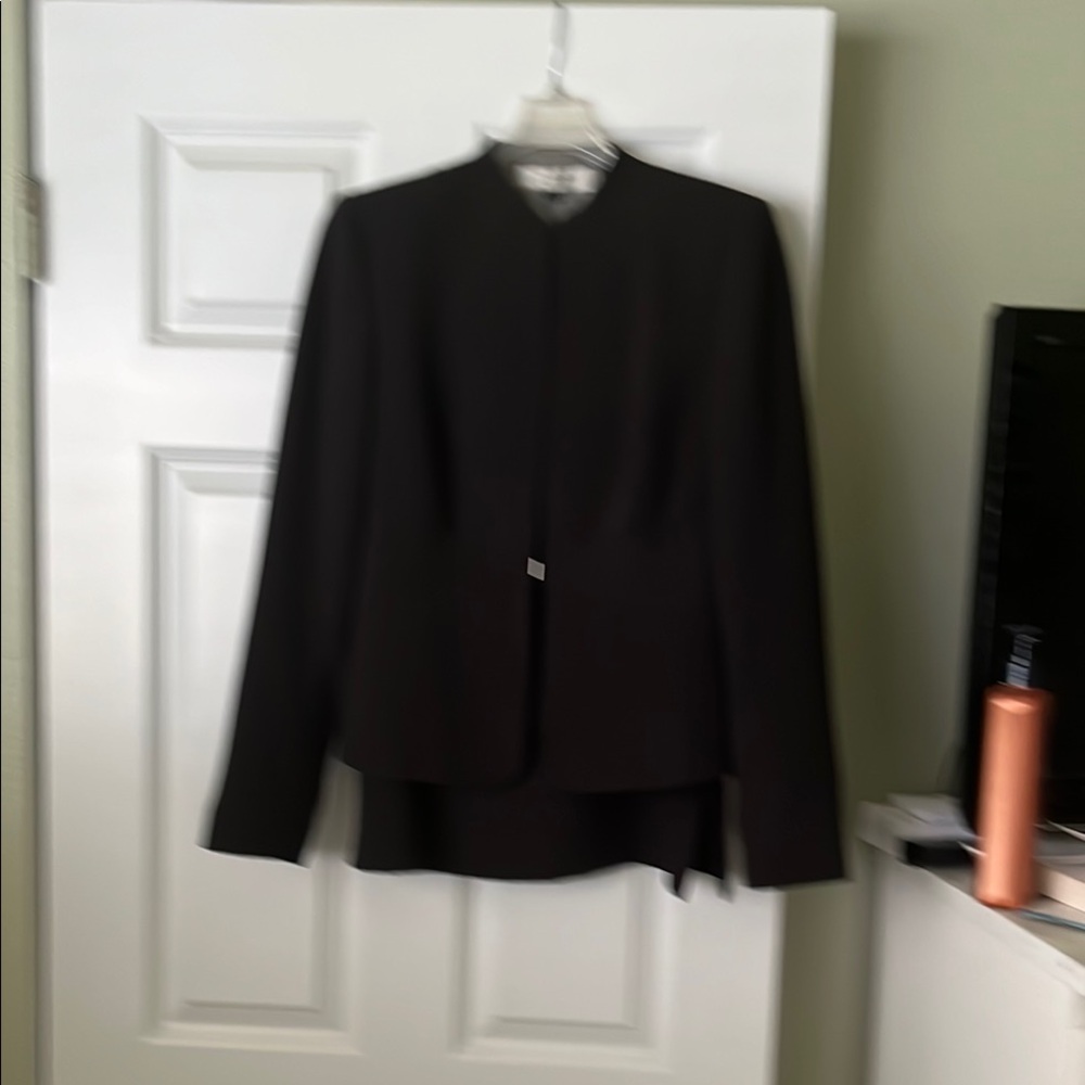 Beautiful 3-piece Skirt Suit